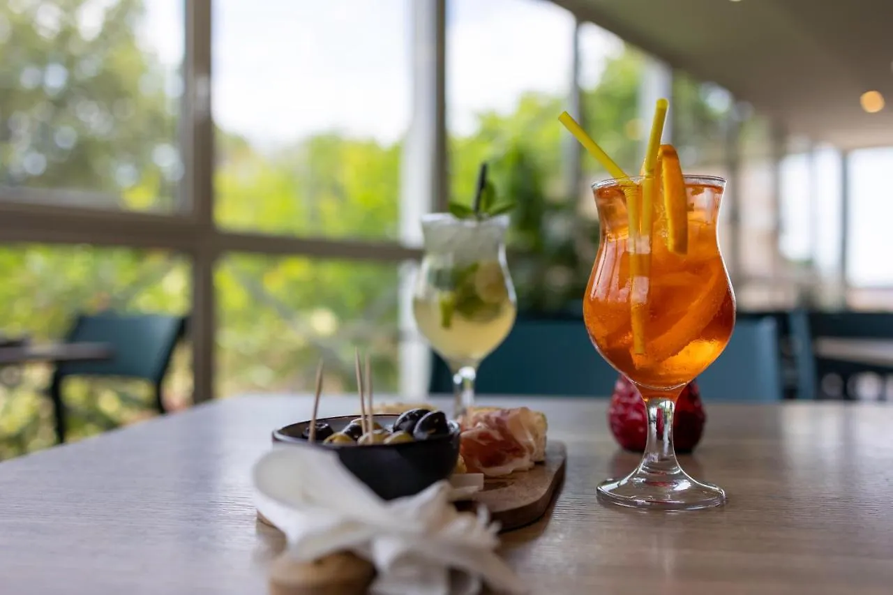 Hotel Restaurant Kyriad Fréjus 3*,  Frankrike
